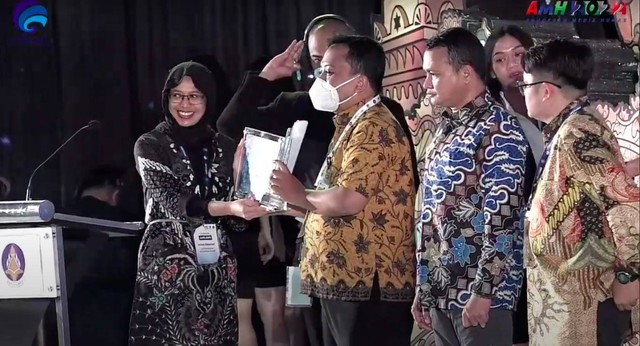 Kepala LPPSP FISIP Universitas Indonesia (UI) Ummi Salamah yang juga bertindak sebagai juri menyerahkan penghargaan pada Malam Anugerah Humas di Sleman, Kamis (24/11/2022). Foto: Dok. youtube/kominfo