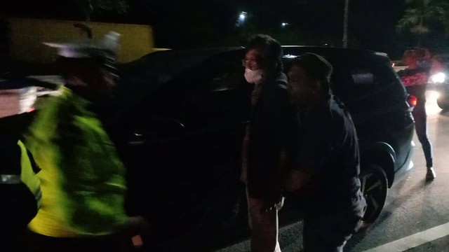 Satuan Patroli Jalan Raya (PJR) Polda Metro Jaya berhasil menangkap DPO kasus korupsi di Tol JORR Km 39+200 pada Kamis (24/11) sekitar pukul 19.10 WIB. Foto: Dok. Istimewa