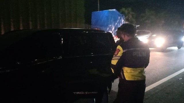 Satuan Patroli Jalan Raya (PJR) Polda Metro Jaya berhasil menangkap DPO kasus korupsi di Tol JORR Km 39+200 pada Kamis (24/11) sekitar pukul 19.10 WIB. Foto: Dok. Istimewa