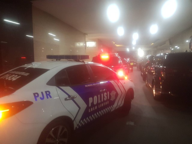 Suasana penangkapan DPO kasus korupsi di Tol JORR Km 39+200 pada Kamis (24/11) sekitar pukul 19.10 WIB. Foto: Dok. Istimewa