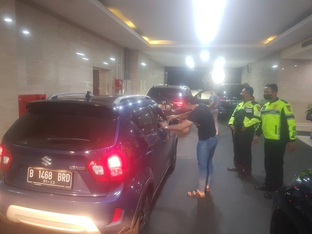 Satuan Patroli Jalan Raya (PJR) Polda Metro Jaya berhasil menangkap DPO kasus korupsi di Tol JORR Km 39+200 pada Kamis (24/11) sekitar pukul 19.10 WIB. Foto: Dok. Istimewa
