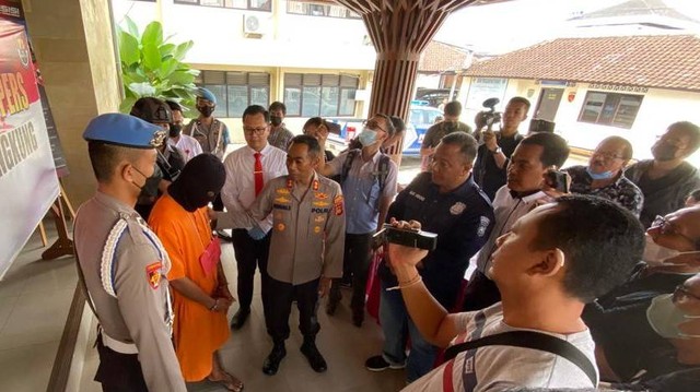 Pelaku penipuan saat ditunjukkan kepada wartawan di Klungkung, Bali - IST