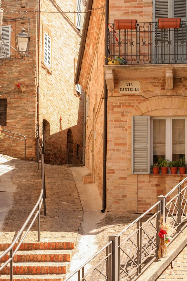Ilustrasi Desa Petritoli di Italia. Foto: lauravr/Shutterstock