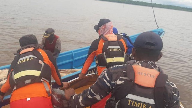 Tim SAR Timika gabungan yang mencari KLM Berkat Rahmat yang hilang kontak dalam perjalanan ke Timika-Asmat. (Foto SAR Timika)