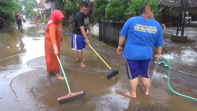 Banjir di Mojoagung Jombang Surut, Warga Mulai Bersihkan Rumah