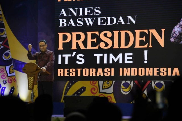 Anies Baswedan memberikan sambutan saat safari politik di Palu, Sulawesi Tengah, Kamis (24/11). Foto: Dok Twitter @aniesbaswedan