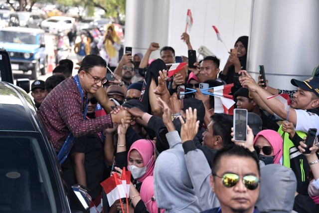 Anies Baswedan (kiri) menyapa para pendukung saat safari politik di Palu, Sulawesi Tengah, Kamis (24/11). Foto: Dok Twitter @aniesbaswedan