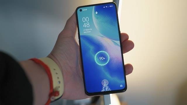 Ilustrasi cara mengatur jam di HP OPPO. Foto: Unsplash