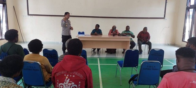 Tampak kedua marga sengkat tanah adat di Distrik Moraid melakukan pertemuan penyelesaian di Polres Sorong, Kamis (24/11).