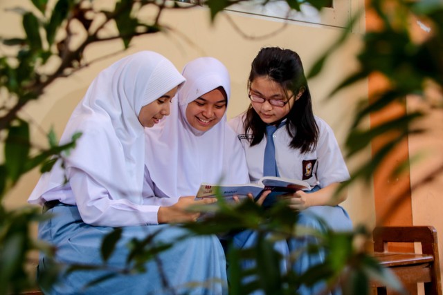 Pantun Anak Sekolah SMA tentang Masa Indah bersama Teman, foto: Unsplash/Ed Us