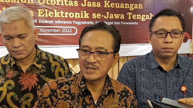 Kepala OJK Kantor Regional 3 Jawa Tengah dan DIY, Aman Santosa (tengah). FOTO: Fernando Fitusia