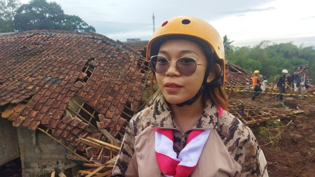 Ana Sandala (24), relawan Pramuka wanita korban gempa Cianjur, Jumat (25/11). Foto: Jonathan Devin/kumparan