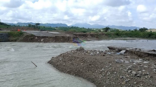 Kondisi jalan darurat penghubung Bojonegoro-Nganjuk, di Desa Kedungsumber, Kecamatan Temayang, Kabupaten Bojonegoro, yang dijebol. Jumat (25/11/2022) (Foto: Didin BeritaBojonegoro)