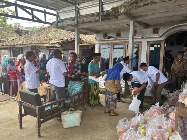 Warga saat antre untuk membeli sembako murah yang diselanggarakan oleh relawan Sandiaga Uno di Dusun Pengkol, Kamis (24/11). Foto: Dok. Istimewa
