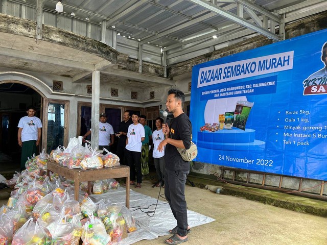 Relawan Sandiaga yang tergabung dalam UKM Sahabat Sandi Kabupaten Magelang bergerak menggelar Bazar Sembako Murah di Dusun Pengkol, Kamis (24/11). Foto: Dok. Istimewa