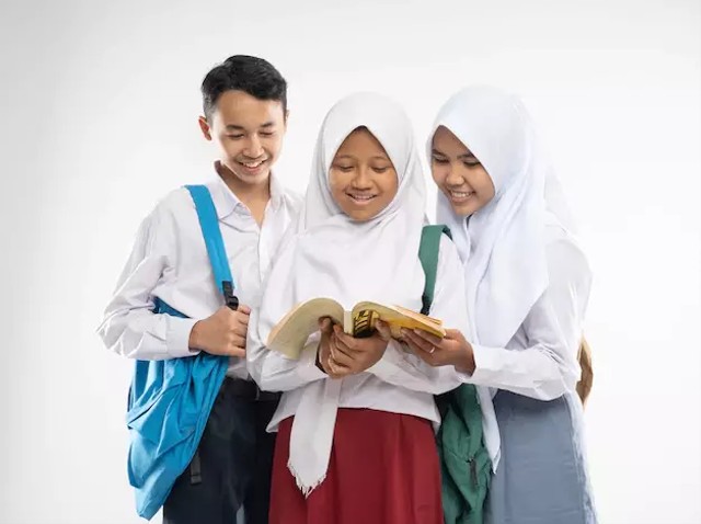 https://www.freepik.com/premium-photo/two-veiled-girls-boy-high-school-uniforms-smiling-when-reading-book-together-while-carrying_15892272.htm#query=pendidikan&position=30&from_view=search&track=sph