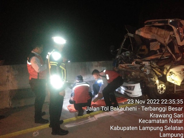 Truk diduga bermuatan rokok tanpa pita cukai kecelakaan di Jalan Tol Lampung. Foto: PJR Polda Lampung