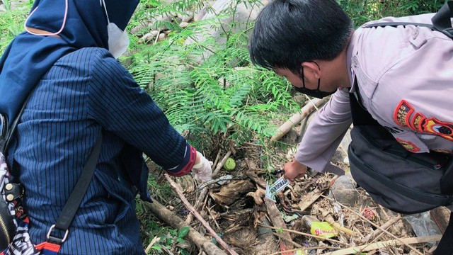 Petugas mendatangi lokasi penemuan kerangka manusia di Sungai Prupuk Tonjong, Brebes, Jawa Tengah, Kamis (24/11/2022). (dok. Polsek Tonjong)