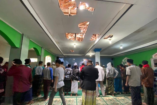 Warga menjalani salat Jumat di Masjid Jami Al-Ma'arif di Kampung Buniaga Suka Betah, Desa Ciherang, Pacet, Cianjur, Jawa Barat, Jumat (25/11/2022). Foto: Muhammad Iqbal/kumparan