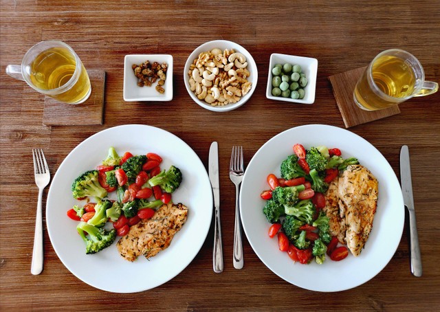 Dada ayam panggang dan salad sayur adalah salah satu menu yang bisa dikonsumsi oleh penderita asam urat. Foto: Pexels.com