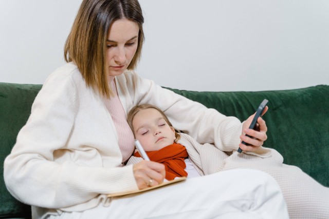 Gejala campak atau tampek yang paling umum adalah munculnya ruam di kulit yang disertai dengan demam. Foto: Pexels.com