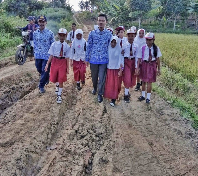 Guru dan murid di SD Negeri 26 Krui, Pesisir Barat, Lampung yang merupakan daerah terpencil dan aksesnya sulit dijangkau. | Foto : Ist