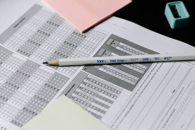 Formulir ujian sekolah harus diisi sesuai data diri sebenarnya. Sumber: unsplash.com