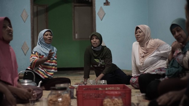 Ibu-ibu PKK Mekar Sari beristirahat bersama setelah melakukan produksi pakan ternak, Karanggede, Jatimulyo, Kulonprogo, Sabtu (08/10/2022), Foto: Tim Media YSI BEM KM UMY