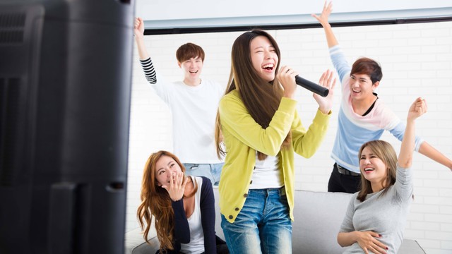 Ilustrasi bernyanyi di karaoke. Foto: Tom Wang/Shutterstock.