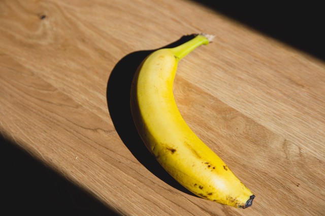 Ilustrasi pisang merupakan salah satu makanan yang bisa dimakan setelah muntah. Foto: Unsplash