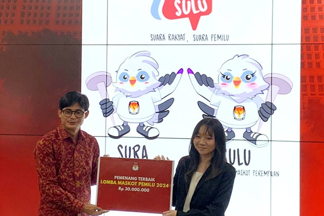 Anggota KPU, August Mellaz memberikan hadiah kepada pemenang lomba desain maskot pemilu 2024 di Media Center KPU, Jakarta pada Jumat (25/11/2022). Foto: Luthfi Humam/kumparan