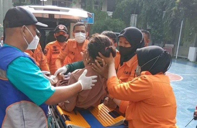 Siswi SMP di Surabaya yang nekat melakukan percobaan bunuh diri, Jumat (25/11). Foto: Istimewa