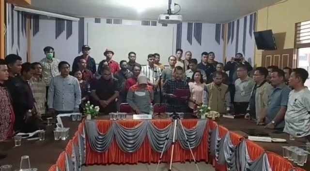 Persatuan Masyarakat Serawai Ambalau menyampaikan pernyataan sikap ke KPU Sintang terkait penolakan pengurangan kursi DPRD. Foto: Istimewa