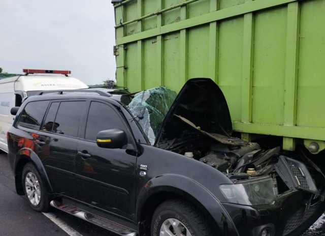 Mitsubishi Pajero tabrak bagian belakang truk di ruas jalan tol Cipali.(Juan)