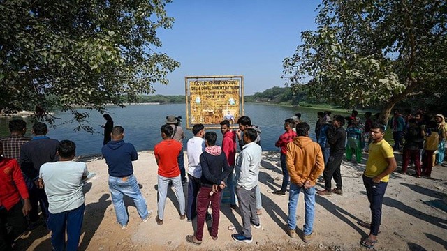 Setelah penyelam mengambil beberapa tulang dari sebuah kolam di daerah Maidan Garhi di Delhi untuk mencari lebih banyak bukti.
