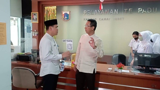 Heru Sidak Kantor Camat Tebet Dan Kelurahan Petogogan, Cek Pelayanan ...