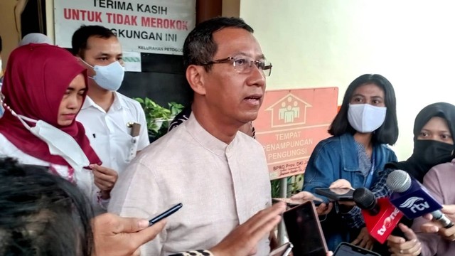 Pj Gubernur DKI Jakarta Heru Budi Hartono saat sidak ke Kantor Camat Tebet, Jumat (25/11/2022). Foto: Fadlan/kumparan