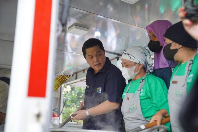 Menteri BUMN Erick Thohir meninjau Posko Satgas BUMN Jawa Barat di Kantor Perhutani Kabupaten Cianjur, Jumat (25/11/2022). Foto: Dok. Jasa Marga