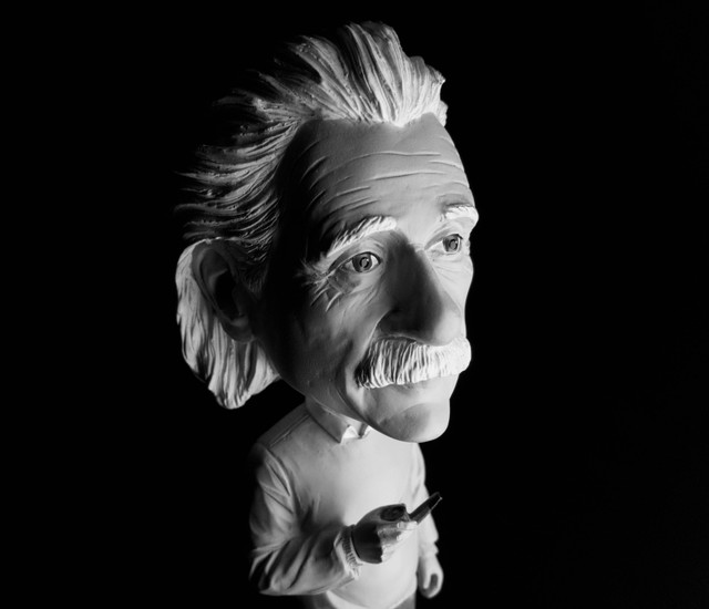 Ilustrasi patung Albert Einstein, salah satu orang terpintar di dunia. Foto: Unsplash