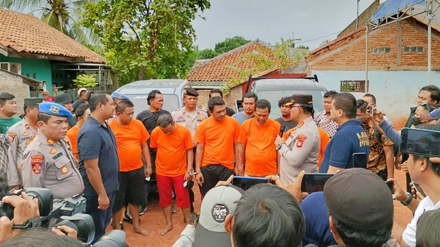 Kapolres Metro Bekasi Kombes Pol Gidion Arif Setyawan saat memimpin ungkap kasus perampokan, Jumat (25/11/2022). Foto: Humas Polrestro Bekasi 