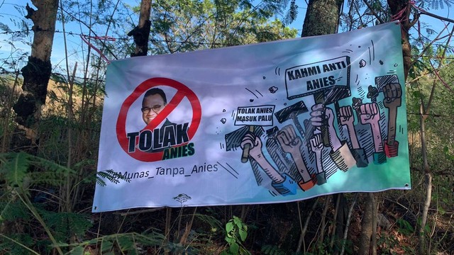 Salah satu spanduk bertuliskan penolakan Anies Baswedan terpasang di Kota Palu, Jumat (25/11). Foto: Rian