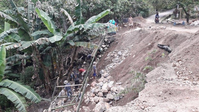 Keterangan foto: Ruas jalan yang putus total, di Dusun Wololuma, Desa Meken Detun, Kecamatan Kangae Kabupaten Sikka, saat ketika sedang dikerjakan. Foto oleh: Athy Meak.