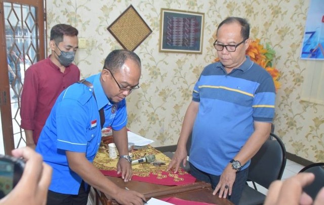 Ketua DPC SPSI Warnoto (Kiri) dan Kepala Disperinaker Kabupaten Tegal  Fakihurrohim (kanan) menandatangani berita acara Rakor Usulan Kenaikan UMK, Jumat (25/11/2022) Foto : Panji P Adhi