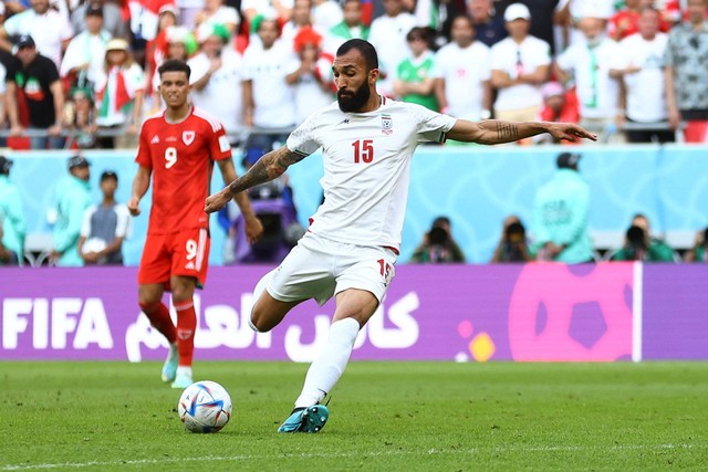 Pemain Iran Roozbeh Cheshmi mencetak gol pertama mereka saat hadapi Wales pada Piala Dunia FIFA Qatar 2022 di Stadion Ahmad Bin Ali, Al Rayyan, Qatar, Jumat (25/11/2022) Foto: Hannah McKay/REUTERS
