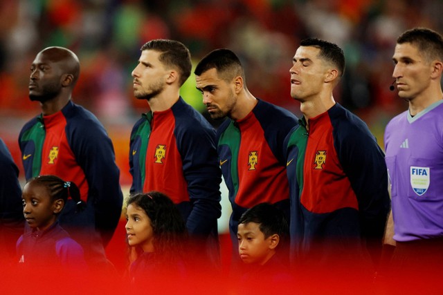 Pemain Portugal Cristiano Ronaldo berbaris selama lagu kebangsaan sebelum pertandingan melawan Ghana di Stadion 974, Doha, Qatar, Kamis (24/11/2022). Foto: Albert Gea/REUTERS