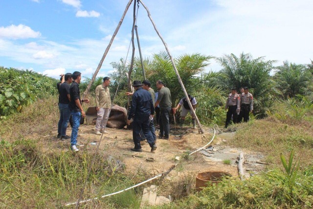 Polisi saat memeriksa lokasi ilegal drilling di Musi Rawas, Sumsel. (Foto: Istimewa)