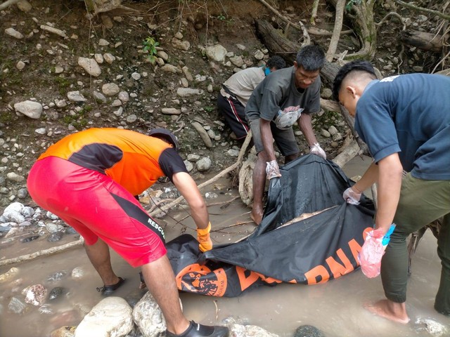 Keterangan foto:Tim SAR gabungan berhasil menemukan pria asal Bima yang terseret banjir.