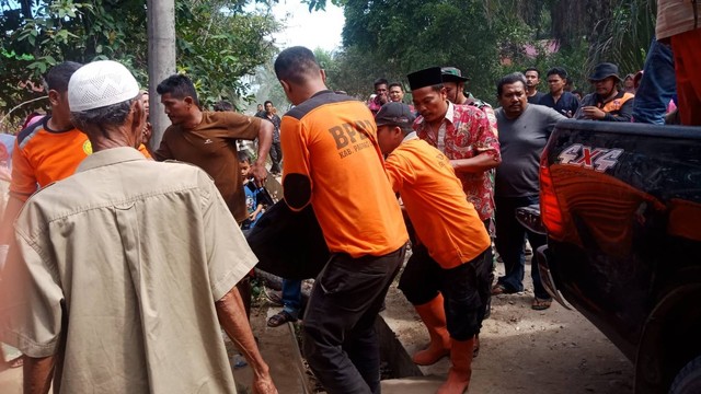 Tim SAR gabungan saat mengevakuasi jenazah siswa SD yang tewas hanyut di Padang Sidempuan.
Foto: SAR Medan