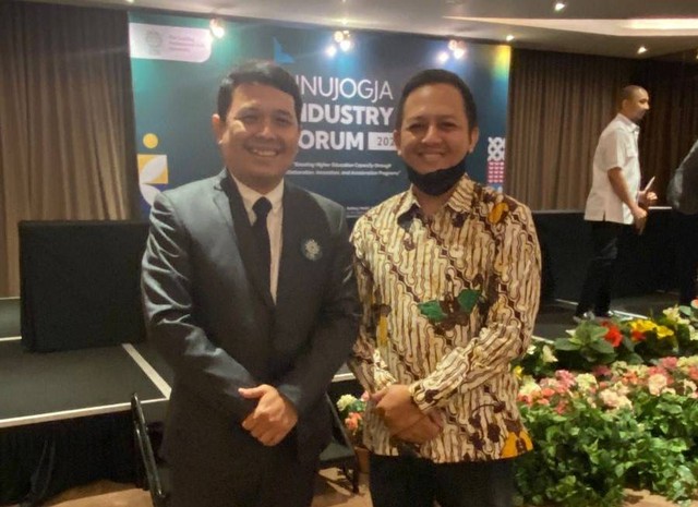 Rektor UNU Yogyakarta Widya Priyahita Pudjibudojo bersama CMO SEVIMA Ridho Irawan.