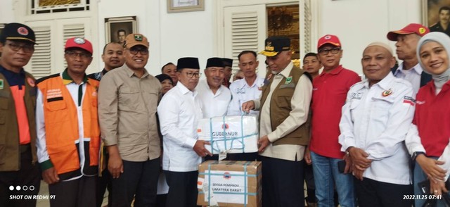 Penyerahan bantuan rendang dari masyarakat Sumatera Barat (Sumbar) diwakili Gubernur Sumbar Mahyeldi kepada Bupati Cianjur Herman Suherman di Pendopo Bupati Cianjur, Jumat (25/11/2022). Dokumentasi: Diskominfotik Sumbar